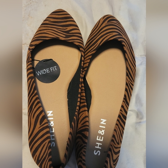 NWT Flats - Picture 4 of 4